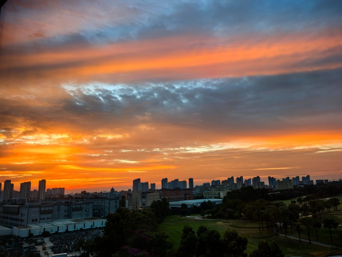 Quelle belle aurore ! Ce matin, j'ai bonne humeur après le réveil~
#NatureBeauty  #AutumnVibes #MorningVibes