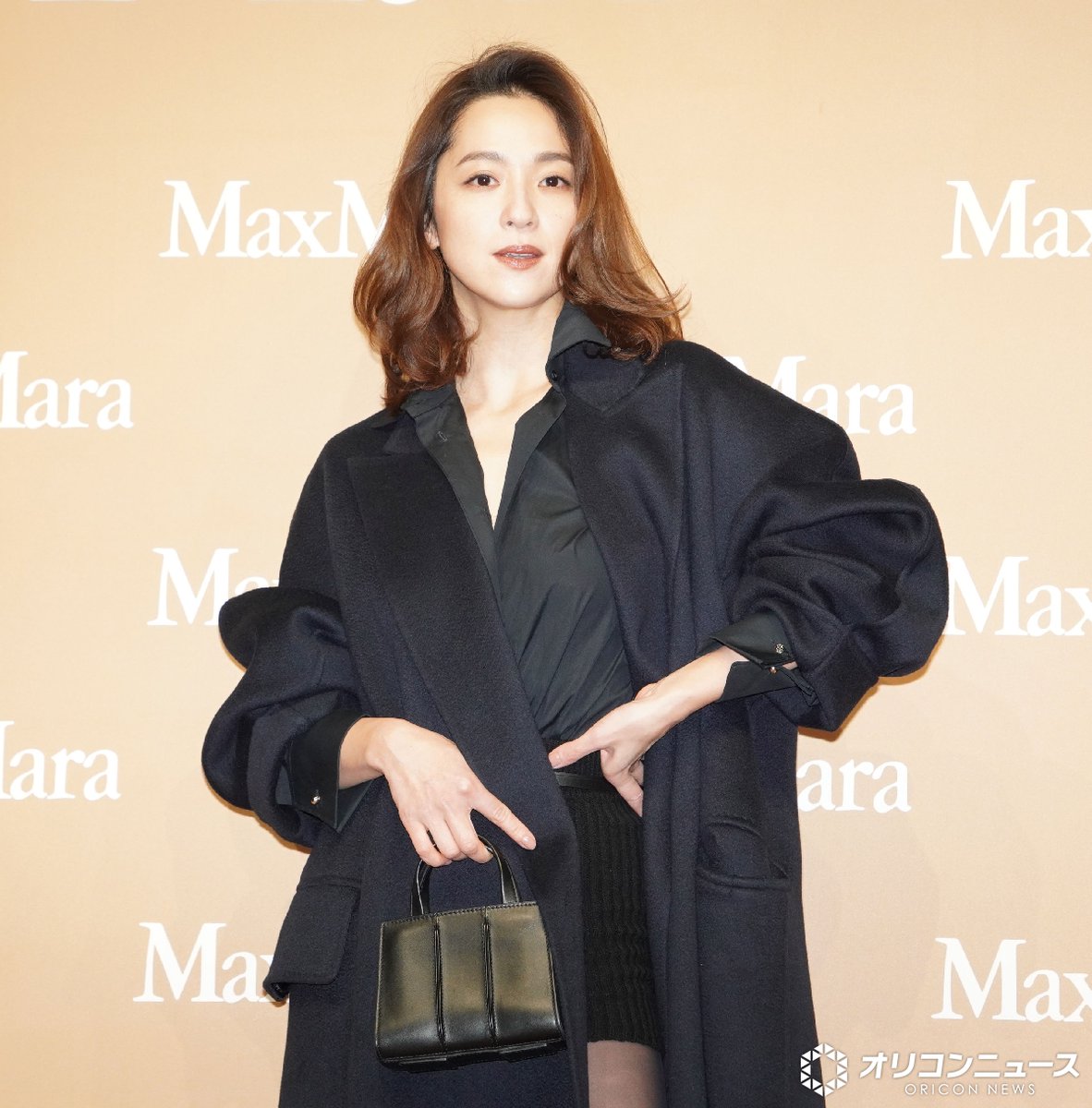 中村アン、ニットパンツから美脚披露❗️ 髪をかき上げ… “エレガントな