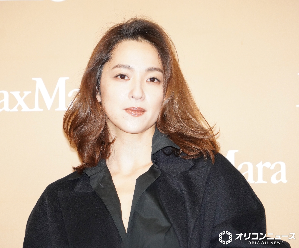 中村アン、ニットパンツから美脚披露❗️ 髪をかき上げ… “エレガントな