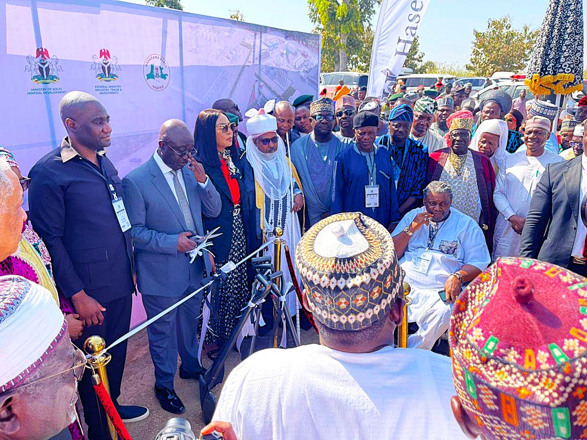 voiceofnigeria's tweet image. The Minister of Solid Minerals Development, Dr Dele Alake, says President Bola Tinubu’s economic plan triggered progress in the sector. He spoke in Ukeh, Nasarawa State, at the groundbreaking of a $400m rare earth plant by Hasetins Commodities.

#Nigeria #SolidMinerals #Nasarawa