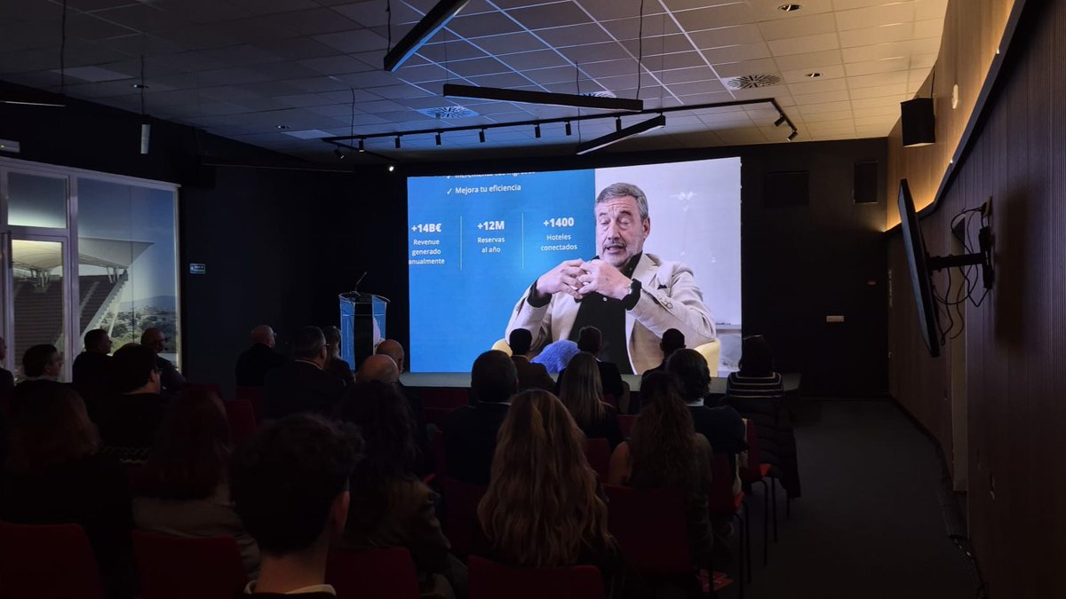 🏆"#MarcaBaleares ya no es sólo un libro: es una iniciativa sin fecha de caducidad, para poner en valor las empresas de las islas, dentro y fuera de ellas". Nuestros socios de <a href="/DissetNG/">Oficina Técnica Gestión Fondos Europeos NG</a> reconocen hoy a diferentes empresas en las instalaciones del <a href="/RCDMallorca/">RCD Mallorca</a>.

#sociosTuristec