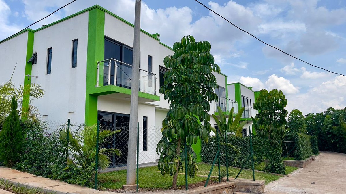 CenturyRwanda's tweet photo. Pinnacle Gardens is almost ready! Final touches underway on the outdoor compound and parking. 🏡✨
📞 +250 732 000 212
#PinnacleGardens #CenturyRealEstate #KigaliRealEstate #RwandaRealEstate https://t.co/HhTwpyuo7c