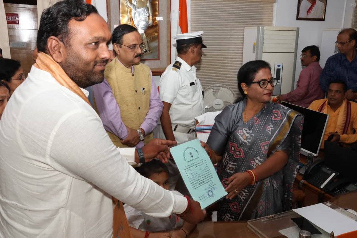 MohanMOdisha's tweet image. ଆଜି ଓଡ଼ିଶା ବିଧାନସଭାରେ ଶପଥ ଗ୍ରହଣ କରିଥିବା ନବ ନିର୍ବାଚିତ ବିଧାୟକ ଶ୍ରୀ ଜୟ ଢୋଲକିଆଙ୍କୁ ଅଭିନନ୍ଦନ ଓ ଶୁଭେଚ୍ଛା । ଲୋକତନ୍ତ୍ରର ଏହି ପବିତ୍ର ଗୃହର ଗରିମା, ପାରଦର୍ଶିତା ଓ ଜନସେବାର ଆଦର୍ଶକୁ ସଦା ସର୍ବଦା ଉଚ୍ଚରେ ରଖି ନୂଆପଡ଼ାବାସୀଙ୍କ ଆଶା ଓ ଆକାଂକ୍ଷା ପୂରଣରେ ନିଷ୍ଠା ସହ କାର୍ଯ୍ୟ କରିବେ ବୋଲି ମୋର ଦୃଢ଼ ଆଶା ଓ ବିଶ୍ୱାସ ।…