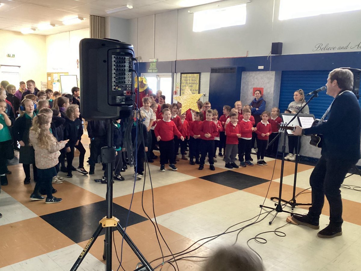 CoshestonVC's tweet image. 🏴󠁧󠁢󠁷󠁬󠁳󠁿  Mei Gwynedd Welsh Gig 🏴󠁧󠁢󠁷󠁬󠁳󠁿
We all had a brilliant time yesterday enjoying a performance from Mei Gwynedd as a result of winning the Gemau Olympiaidd 🏴󠁧󠁢󠁷󠁬󠁳󠁿. We all loved having a sing along and dance to our favourite Welsh songs. 🎶 
Rydyn n’n holl wedi cael amser fendigedig 🙌🏻