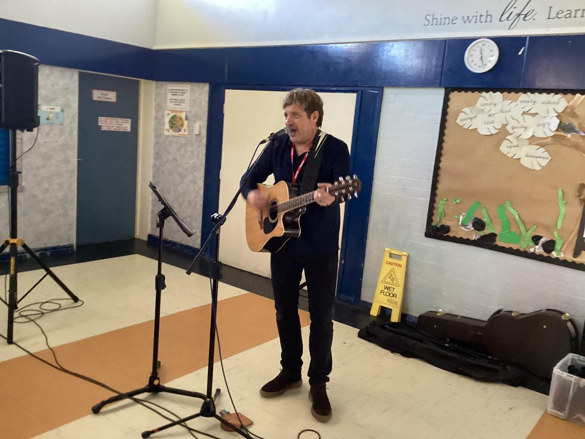 CoshestonVC's tweet image. 🏴󠁧󠁢󠁷󠁬󠁳󠁿  Mei Gwynedd Welsh Gig 🏴󠁧󠁢󠁷󠁬󠁳󠁿
We all had a brilliant time yesterday enjoying a performance from Mei Gwynedd as a result of winning the Gemau Olympiaidd 🏴󠁧󠁢󠁷󠁬󠁳󠁿. We all loved having a sing along and dance to our favourite Welsh songs. 🎶 
Rydyn n’n holl wedi cael amser fendigedig 🙌🏻