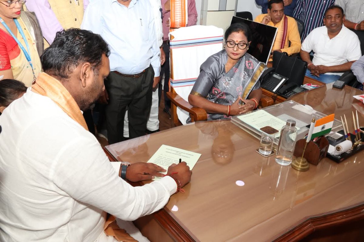 MohanMOdisha's tweet image. ଆଜି ଓଡ଼ିଶା ବିଧାନସଭାରେ ଶପଥ ଗ୍ରହଣ କରିଥିବା ନବ ନିର୍ବାଚିତ ବିଧାୟକ ଶ୍ରୀ ଜୟ ଢୋଲକିଆଙ୍କୁ ଅଭିନନ୍ଦନ ଓ ଶୁଭେଚ୍ଛା । ଲୋକତନ୍ତ୍ରର ଏହି ପବିତ୍ର ଗୃହର ଗରିମା, ପାରଦର୍ଶିତା ଓ ଜନସେବାର ଆଦର୍ଶକୁ ସଦା ସର୍ବଦା ଉଚ୍ଚରେ ରଖି ନୂଆପଡ଼ାବାସୀଙ୍କ ଆଶା ଓ ଆକାଂକ୍ଷା ପୂରଣରେ ନିଷ୍ଠା ସହ କାର୍ଯ୍ୟ କରିବେ ବୋଲି ମୋର ଦୃଢ଼ ଆଶା ଓ ବିଶ୍ୱାସ ।…