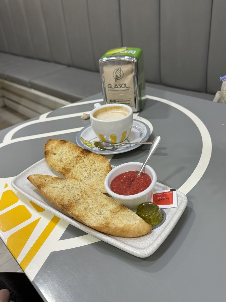 🚨| En Miriam Martínez ha demanat un pà amb tomaca per desdejunar.

😋| La noia se'l està disfrutant