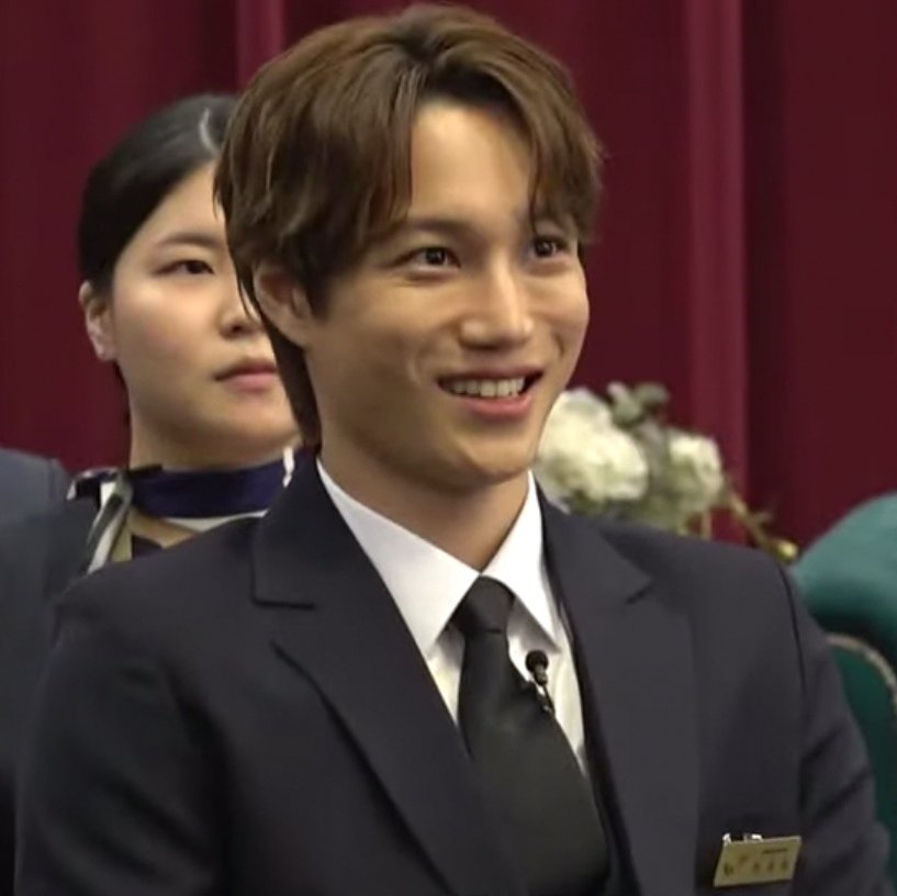 itzymoments's tweet image. 👤: we are doing evaluations today, so everyone, your uniforms, your facial expressions, your behaviors, stay sharp. 

chaeryeong and kai&apos;s expressions be like: