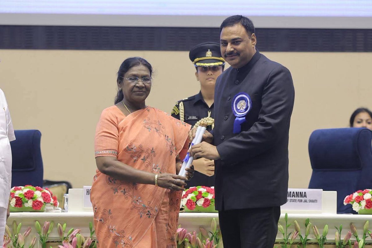 dewanandpatel4's tweet image. ✌️✍️ वर्तमान जिलाधिकारी मिर्जापुर श्री पवन कुमार गंगवार जी को महामहिम राष्ट्रपति श्रीमती द्रौपदी मुर्मू के द्वारा जल संरक्षण में उत्कृष्ट कार्य करने के लिए सम्मानित किया गया बहुत-बहुत बधाई शुभकामनाएं🌹💦🌲🌄👍