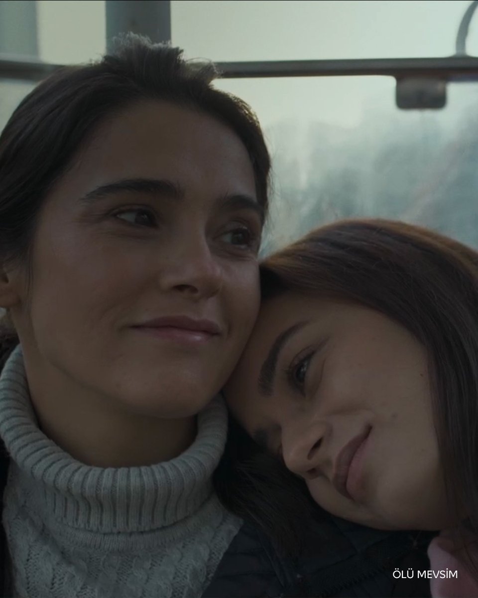 Aynı çatı altında iki ayrı mücadele. İki kardeş Nimet ve Öznur'un hikayesi.

Adana Altın Koza Film Festivali'nden En İyi Senaryo dahil beş ödüllü Ölü Mevsim, şimdi ilk kez ve sadece HBO Max'te.