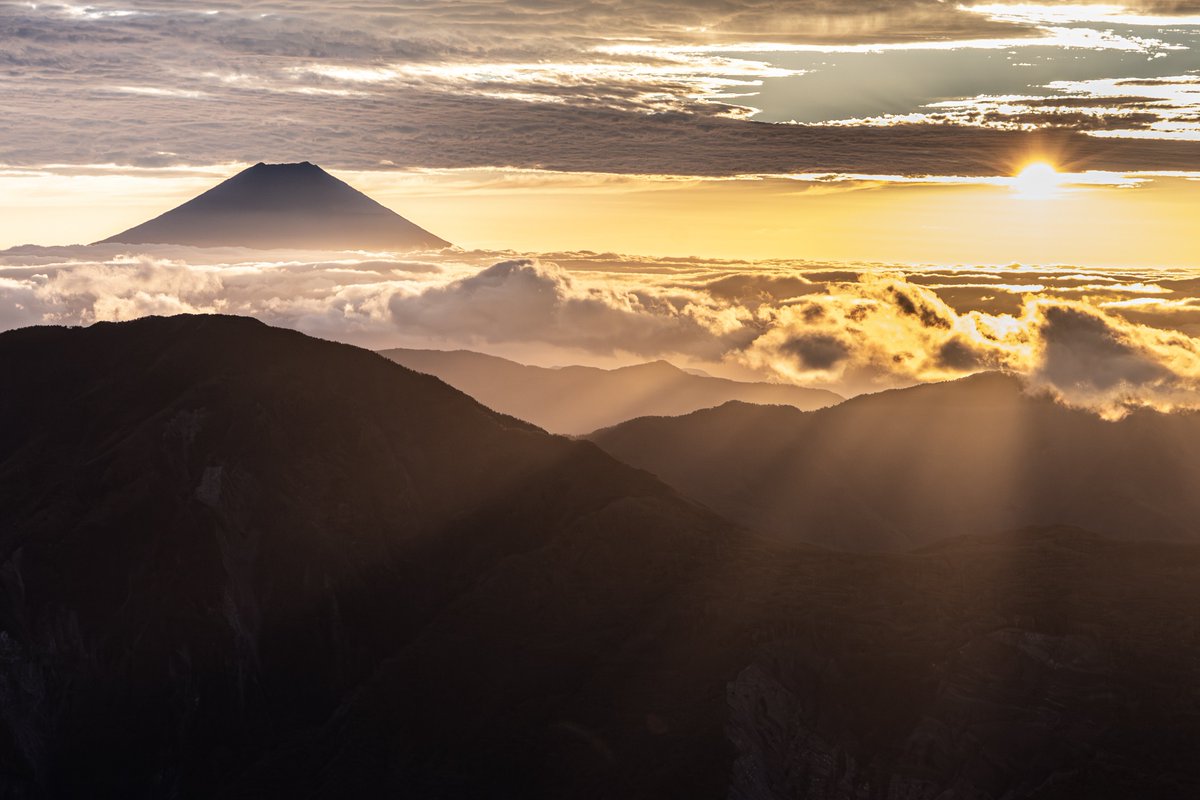 007beniya's tweet photo. 茶臼岳山頂からの富士山
朝焼けが終わり太陽が顔を出すと美しい光条が

【#富士山 #茶臼岳 #南アルプス】 https://t.co/CVc9RXO5wC