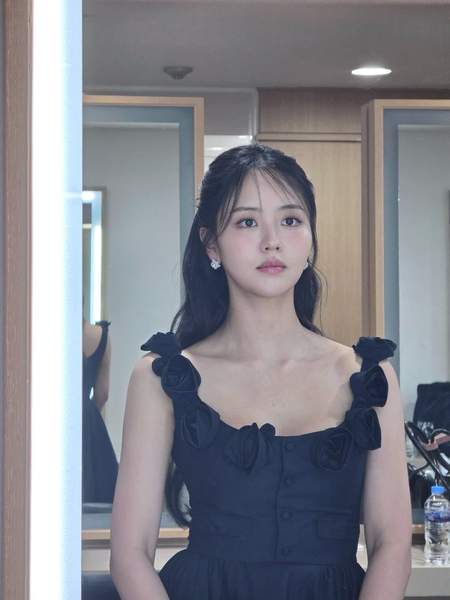 SohyunSpace's tweet image. Absolutely in love with her current makeup.
The blush fits her so well, literally a living doll 🧎🏻‍♀️🧎🏻‍♀️🧎🏻‍♀️
#KimSoHyun #김소현