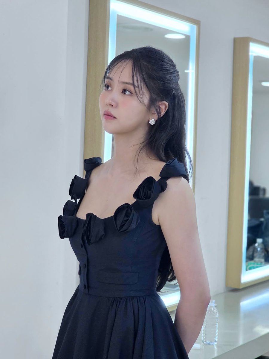 SohyunSpace's tweet image. Absolutely in love with her current makeup.
The blush fits her so well, literally a living doll 🧎🏻‍♀️🧎🏻‍♀️🧎🏻‍♀️
#KimSoHyun #김소현