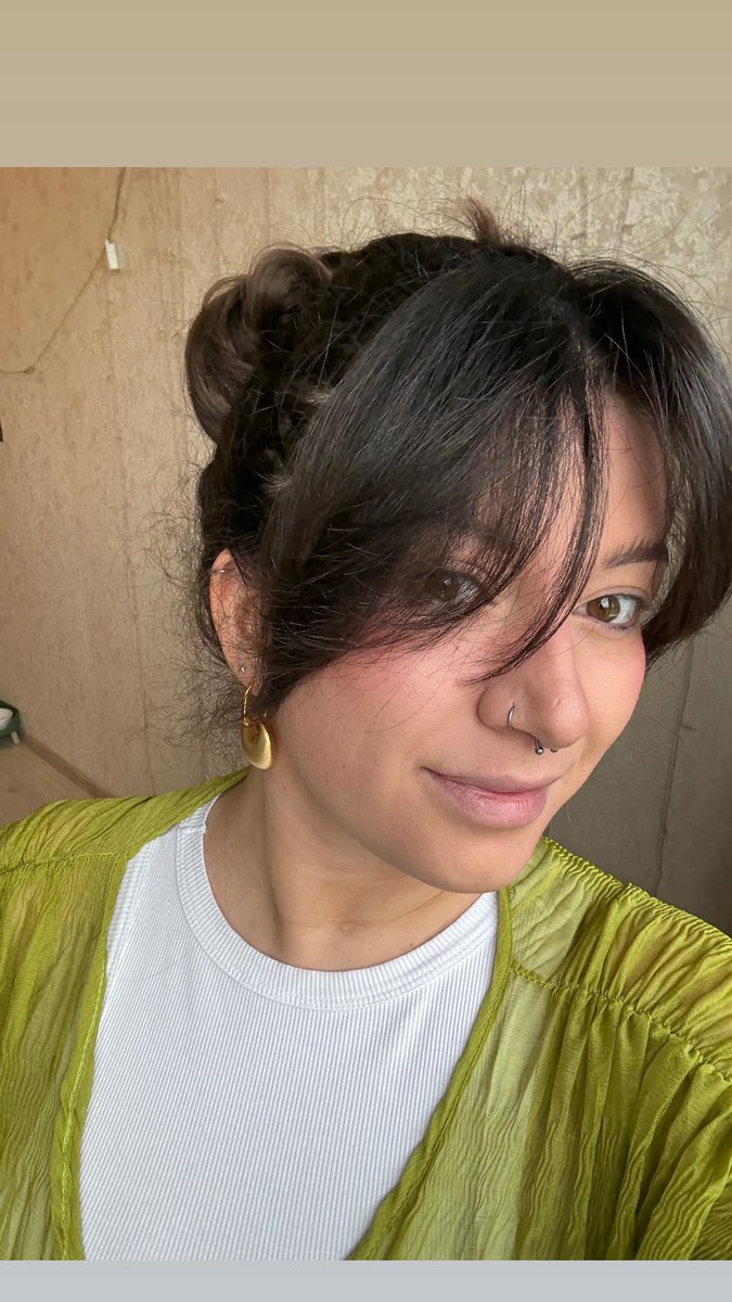 Паре грустных тётенек во внешнем твиттере не понравилось, что я схуднула, говорят, постарела. Не переживайте, я всё ещё булочка, дорогие тётеньки.