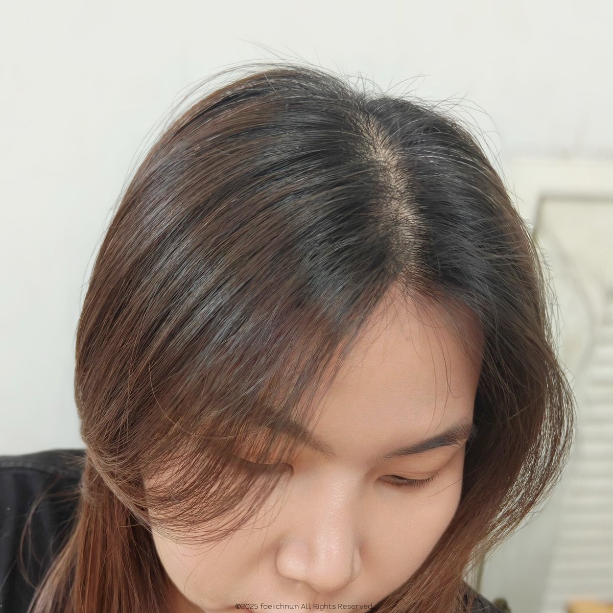 เอาจริงๆคิดว่าตัวเองเป็นมนุดที่ชอบทำเคมีบ่อย ยืด,ดัด เยอะมาก แต่บำรุงหนักมากกกเช่น หลักๆชอบใช้ออยล์หมักผมก่อนสระของมาเดย์  วิธีใช้ก็ง่ายๆ ชโลมไปให้ทั่วหนังหัวกับเส้นผม หลอดเขาออกแบบมาดีมาก เป็นหลอดบีบในตัว ปลายหัวแหลมเข้าถึงหนังศีรษะได้โดยตรง นวดๆ หมักทิ้งไว้ 15 นาที