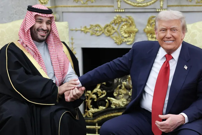 JUST IN: Trump confirms Saudi Arabia will boost U.S. investments to $1 TRILLION 🇺🇸🇸🇦

At the U.S.–Saudi Investment Forum, Trump highlighted massive commitments across tech, AI, and defense — with no mention of Powell or Fed policy.

Markets unmoved, crypto unaffected as BTC