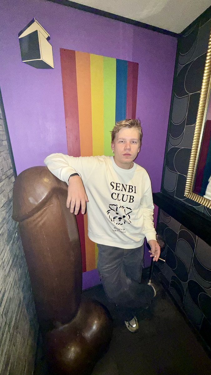 Вчера в парижском гей клубе спросили откуда мы и включили Катю Лель! 

А еще вам фотка с членом на #нюдсочетверг