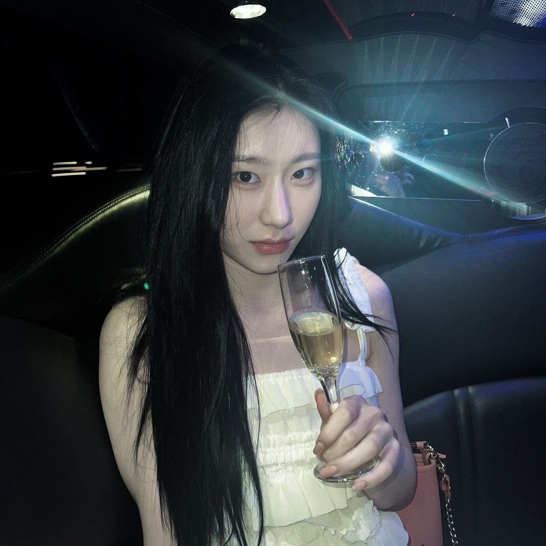 itzypopbase's tweet image. ITZY’s Chaeryeong reveals that she prefers going to bars alone in a recent video:

“Sometimes I go to bars by myself. I just drink gin tonics and martinis pretty much.”