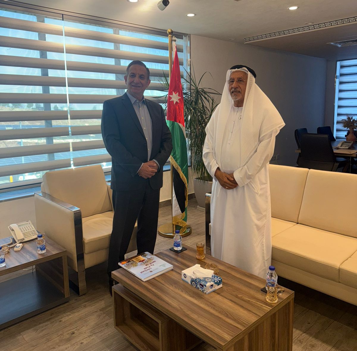 معالي الدكتور صائب عبد الحليم الخريسات، وزير الزراعة الأردني، يستقبل سعادة أ.د. عبد الوهاب البخاري زائد أمين عام جائزة خليفة الدولية لنخيل التمر والابتكار الزراعي، التابعة لمؤسسة إرث زايد الإنساني، بديوان الرئاسة. 19/11/2025 لبحث استعدادات تنظيم المهرجان الدولي السابع للتمور