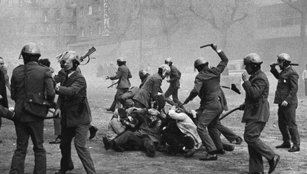 💐 Hoy homenajeamos a las personas que durante décadas lucharon contra una terrible dictadura y que, una vez muerto el dictador, continuaron peleando para traer la democracia y la justicia social. 

Nunca podremos agradecerles lo suficiente tanto sacrificio. ✊🏻