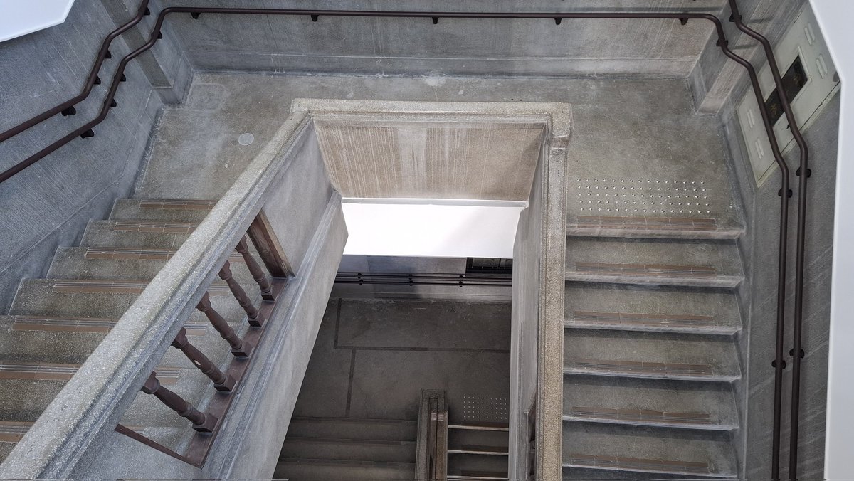 umoregi01's tweet image. 会津若松市役所本庁舎（福島県会津若松市）
昭和12年に若松市役所として竣工した。設計は県内の設計事務所である内田設計で、ルネサンス式とされる。
老朽化と狭隘化を受け、2年間にわたるリノベーション工事が行われ今年3月に新庁舎が竣工した。ただ、外観や階段部などは雰囲気がよく残っている。