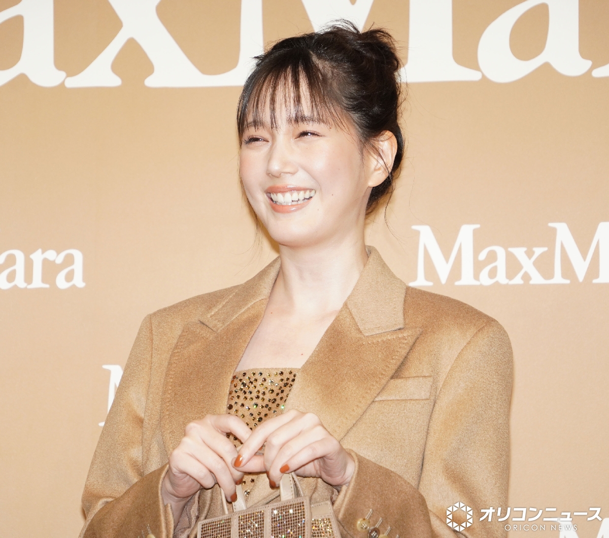 本田翼、ミニ丈スカートで美脚披露💕 「歩き方が美しい人にエレガント