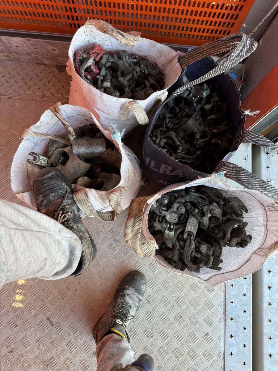 Dirty_Scaff's tweet image. Loaded up for the day… No half hearted sacks 💪🏼

#Scaff #Scaffy #DirtyScaff #Scaffolder #ScaffLife #Tradie #Tradesman