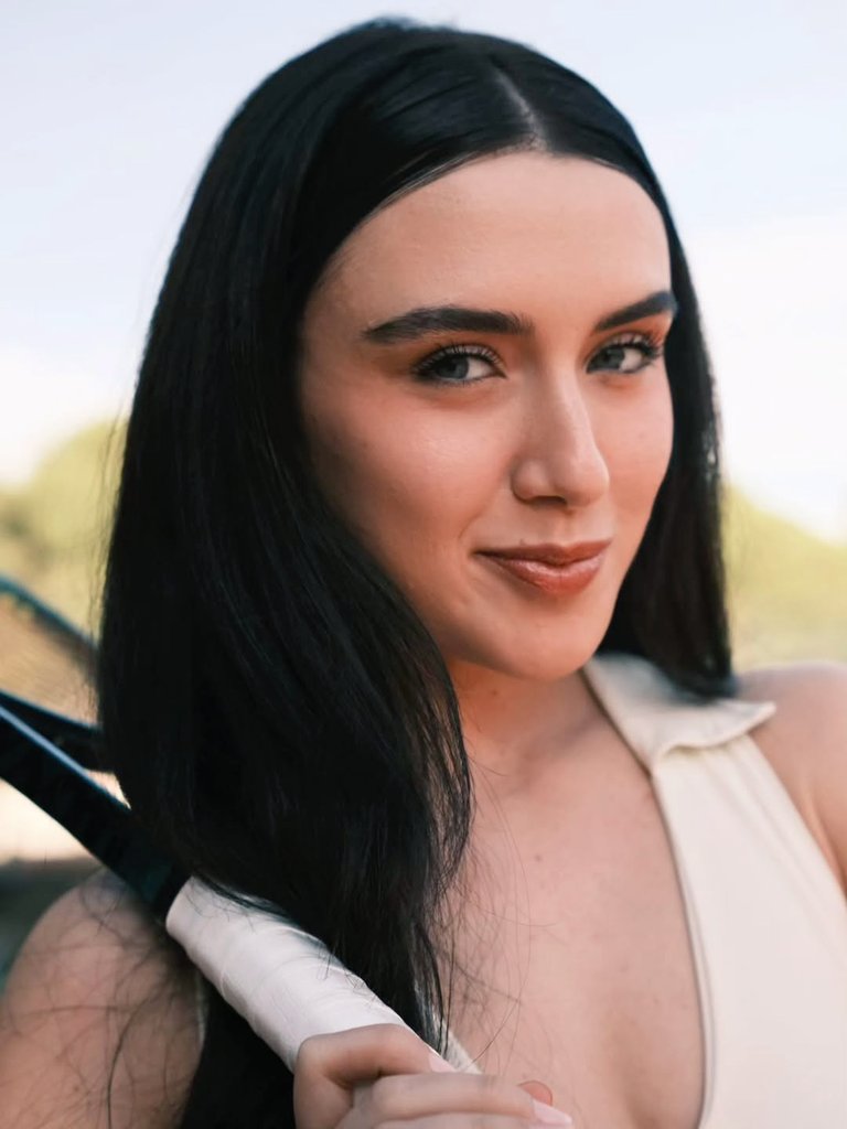 şu yan gülüş .. 😏🤍..