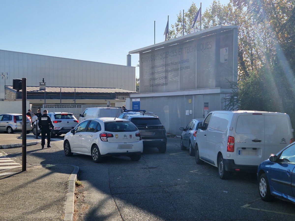 « Certains avaient des machettes » : À Avignon (84), un jeune de 17 ans poignardé devant son lycée ; plusieurs individus en fuites

 fdesouche.com/2025/11/20/la-…