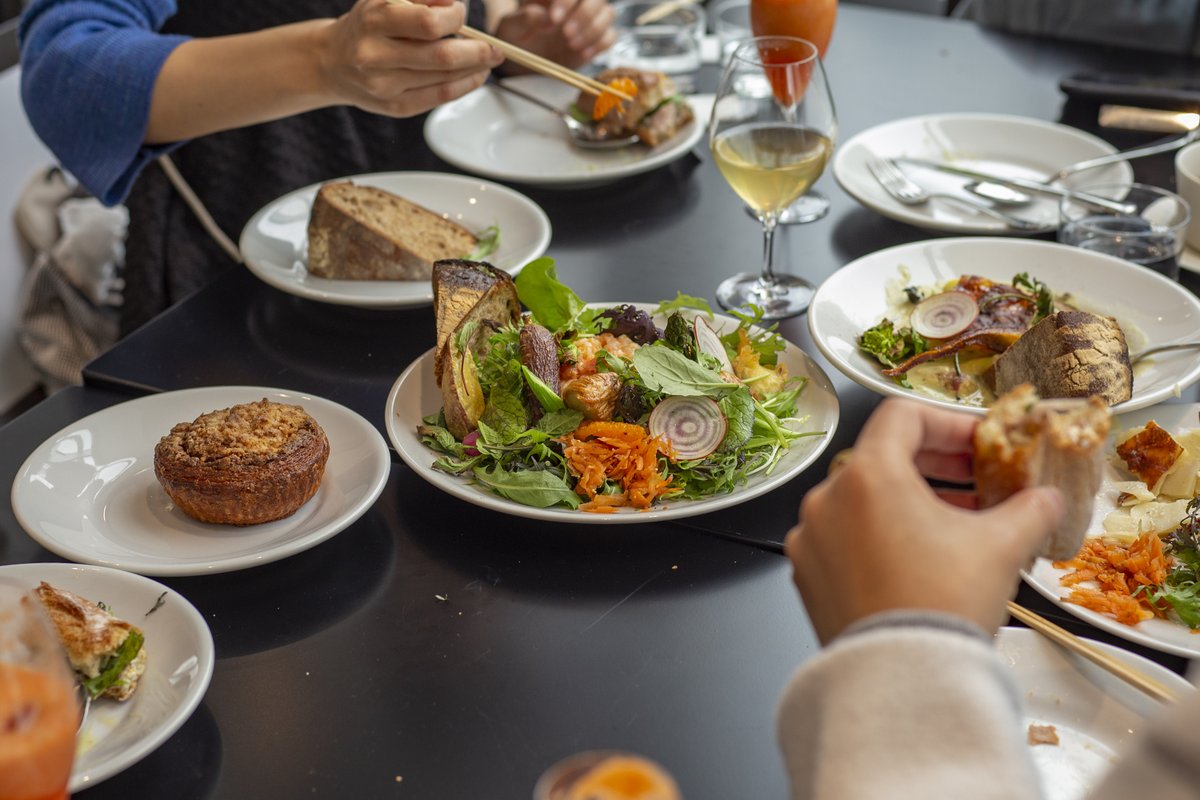 【秋のおでかけに比治山公園🌳】
芸術の秋、食欲の秋、読書の秋… 平和記念公園から2.5㌔ほど東にある比治山公園には、現代美術館、カフェKAZE、まんが図書館があります。園路や広場には色づいた木々も🍁当館では3つの展覧会を開催中🚩無料の展示もあるので気軽にお立ち寄りください◯