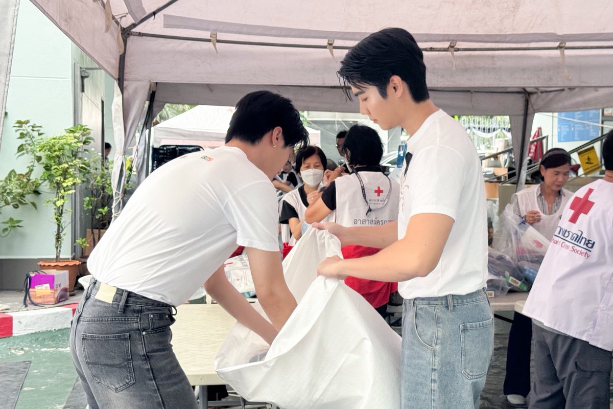 Newsideupdate's tweet photo. "ไม้เอก-ฟลุ๊ค-อ๊อฟ-ยูกิ" นำทีมนักแสดงจากซีรีส์ "การโต้กลับของซินแส" ทำกิจกรรมจิตอาสาแพ็คถุงเครื่องกันหนาว "หนาวนี้ทำดีเพื่อพ่อ 2569"
.
#หนาวนี้ทำดีเพื่อพ่อ2569 #การโต้กลับของซินแส #MySecretOfSeerTheSeries #SCFlourishEntertainment #NewsideUpdate https://t.co/oVvdJDdxiD
