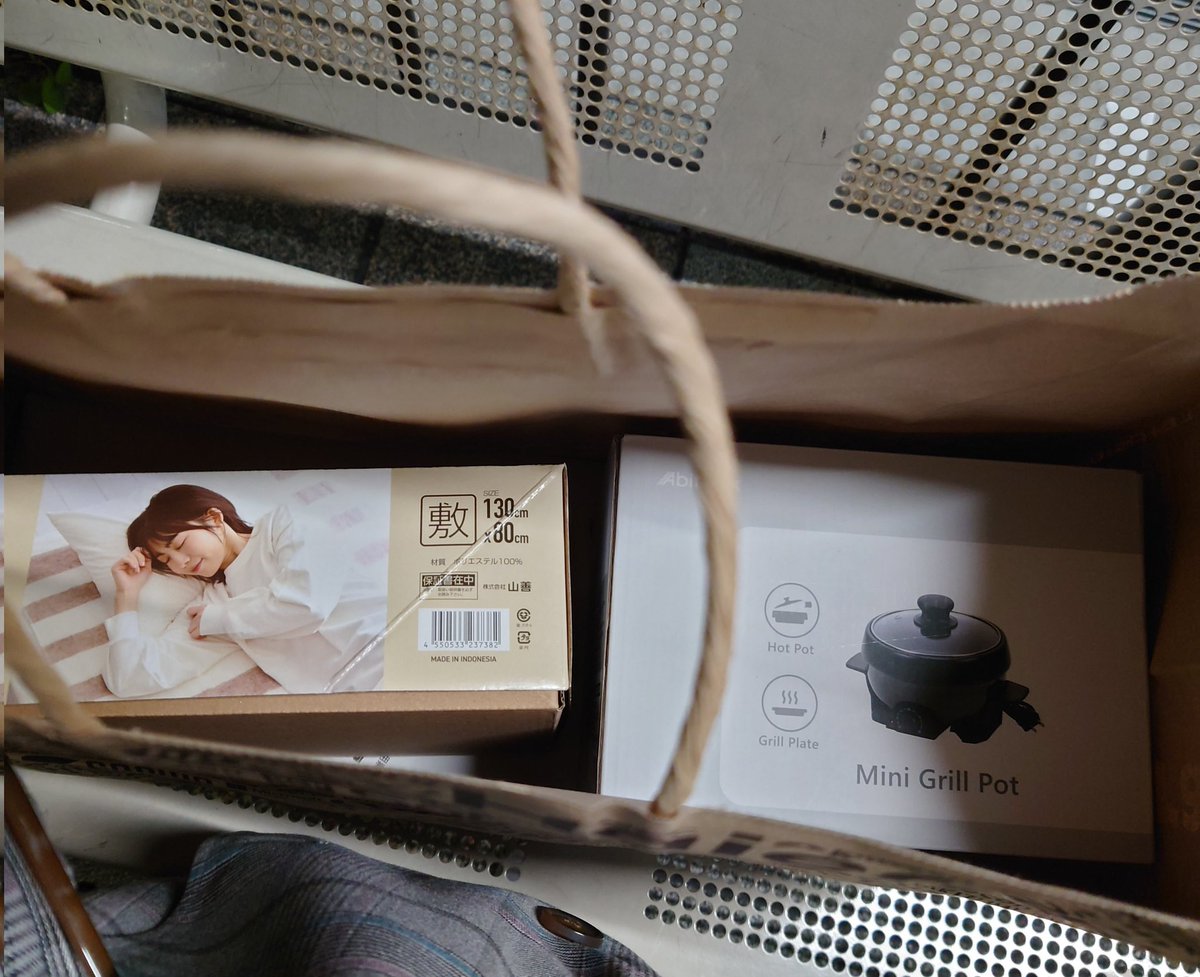 息子氏に霜焼けができていたのでお土産を買った。