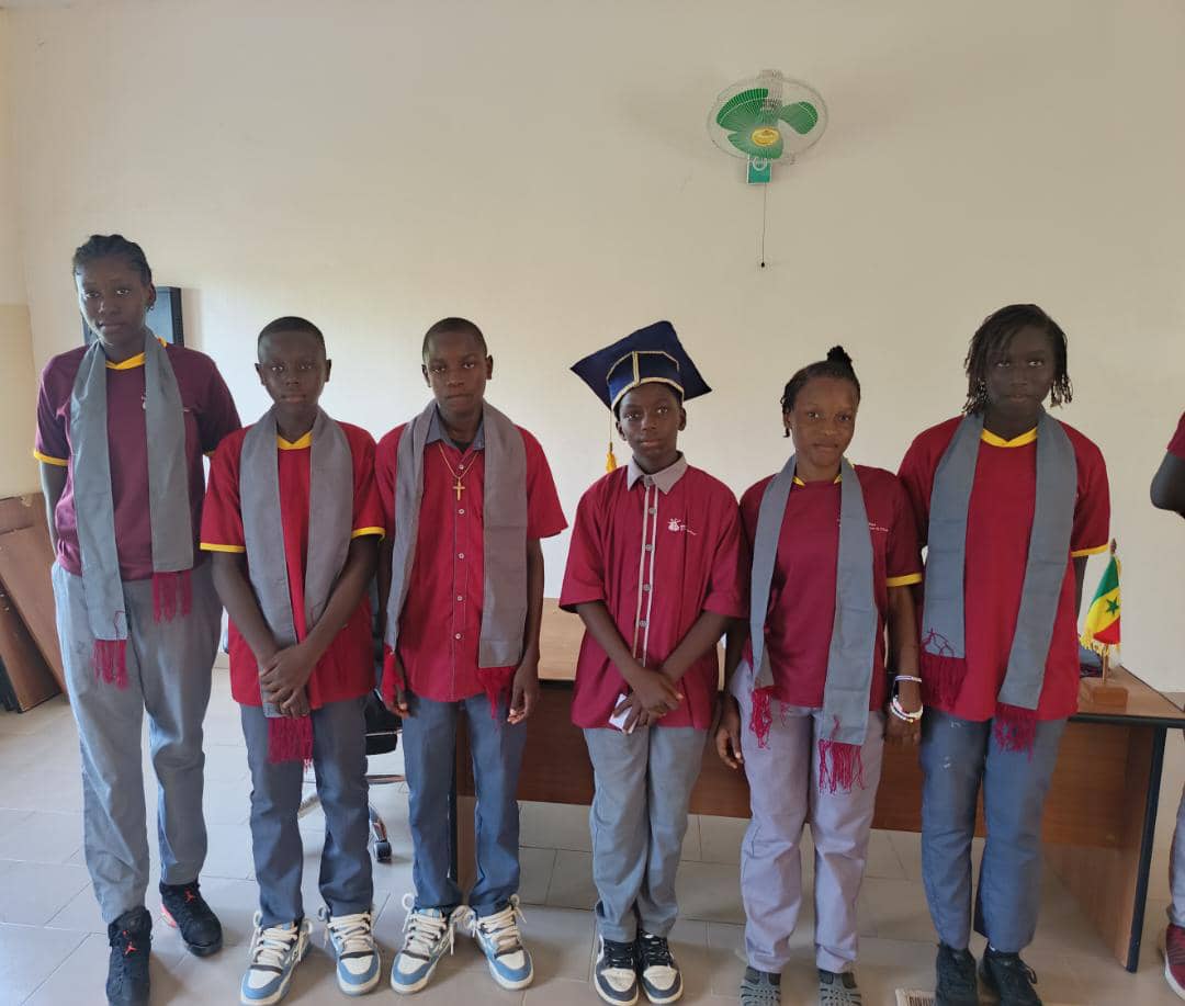 Le Candidat n°2, a été élu Président avec 58,22% des voix.
Le nouveau président du Gouvernement Scolaire 2025-2026 a prêté serment.
Le nouveau Gouvernement en exercice.
#CollègeÉcolesPiesSokone