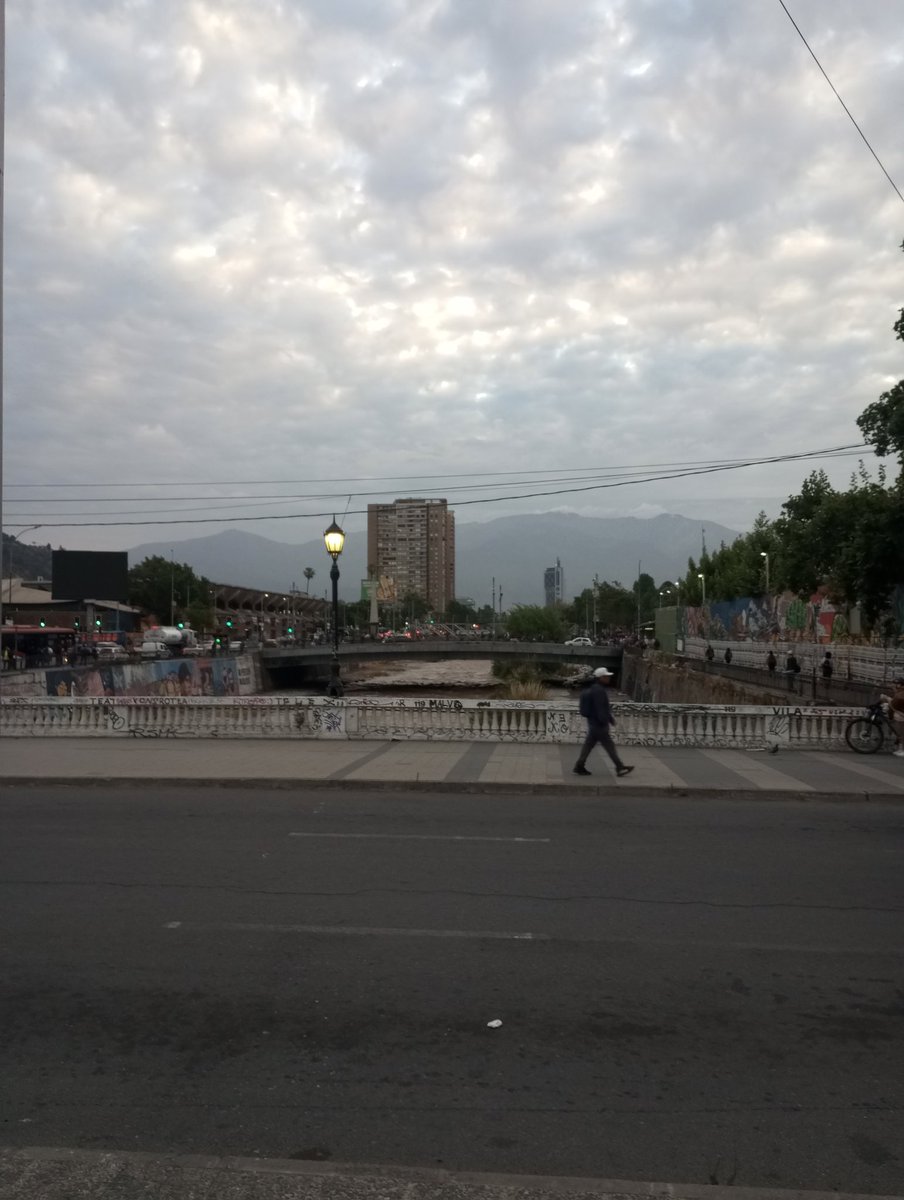 Amanece en #Santiago 20-11-25, sobre el puente Calicanto.