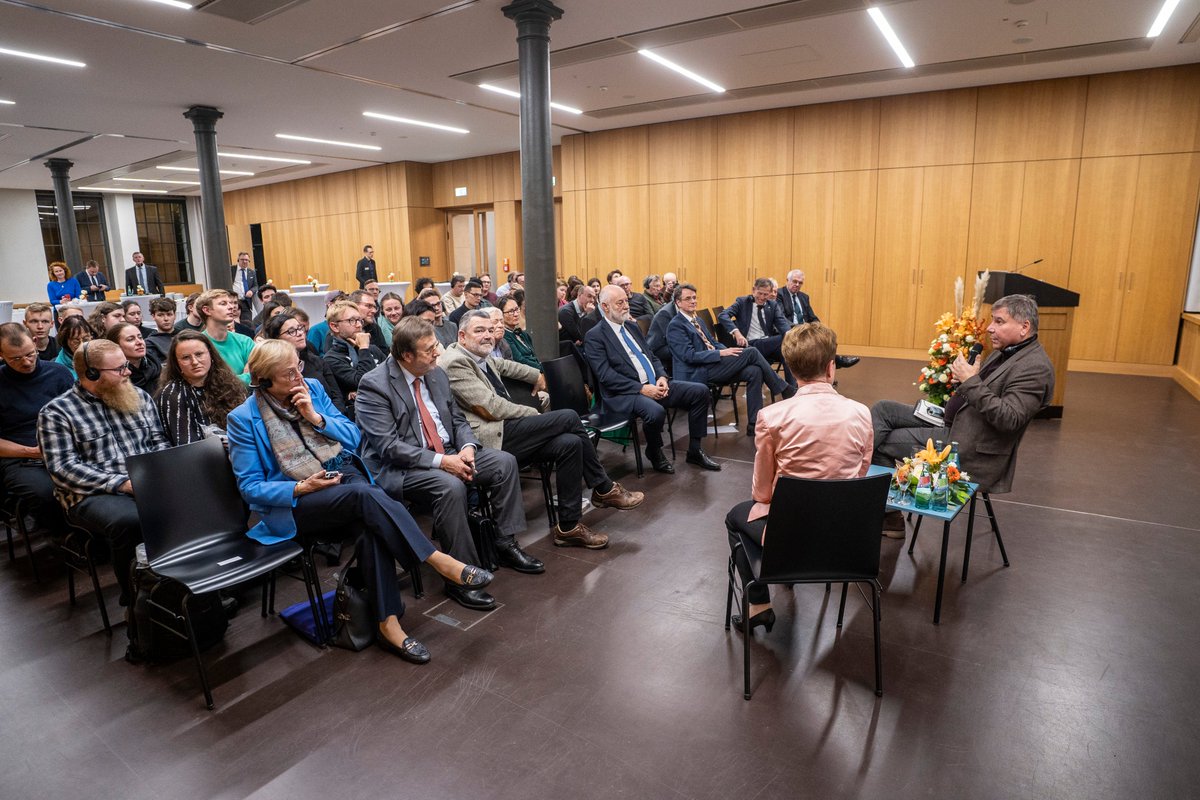 Auf einer Veranstaltung des Forums Mitteleuropa sprach der bulgarische Politologe Ivan Krastev zum Thema „Europa und Mitteleuropa  in der weltweiten Zeitenwende“. Zuvor betonte Landtagspräsident A. Dierks die Pflicht, Europa zusammenzuhalten und europäische Werte zu verteidigen.