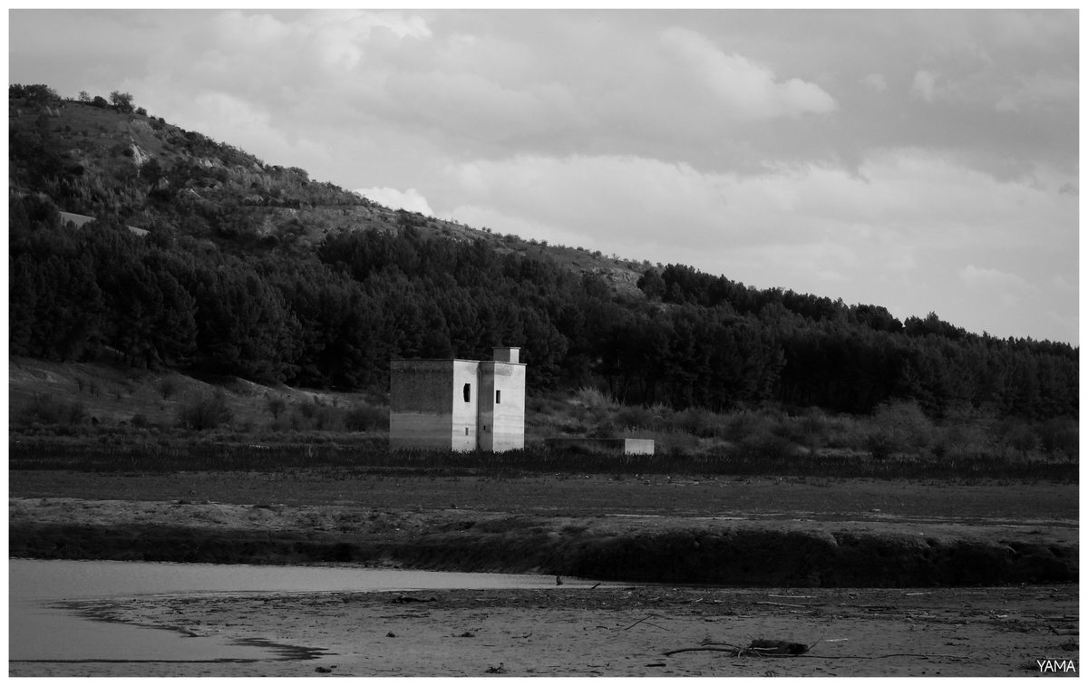 Yama_VP's tweet photo. • 2D Concrete House 

#2D #House #Concrete #TorrenteLocone #lagolocone #Locone #Italy #Puglia #Apulia #Basilicata #BW #Minimal
#Photography
#Yama山 #山 https://t.co/uNtWd74oUt
