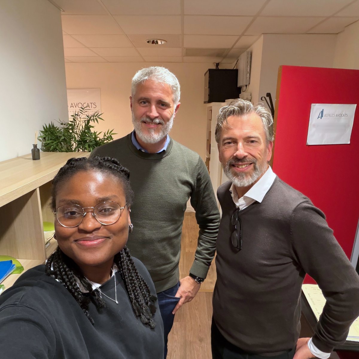 🎬 Tournage à Saint-Rémy-de-Provence avec Alpilles Avocats !

Mercredi, notre team a recueilli le témoignage de Me Julien Semmel sur l’usage de SpeechLive &amp; Dragon Professional Anywhere dans sa pratique quotidienne. ⚖️

Merci encore pour l’accueil ! 🤗

#avocat #legaltech #qvt