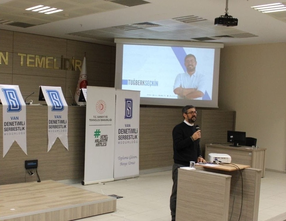 TC_DAKA's tweet image. 20 Kasım Dünya Çocuk Hakları Günü kapsamında Van Denetimli Serbestlik Müdürlüğünde #DAKAdesteğiyle çocuklarımıza yönelik ‘En Büyük Zaferim Henüz Kazanmadığımdır’ başlığıyla Çocuk Girişimciliği Semineri gerçekleştirildi.
@dsm_van