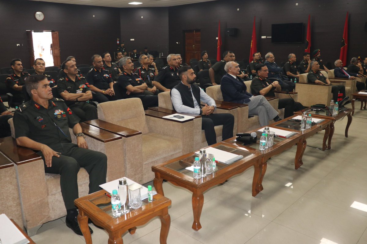 IaSouthern's tweet image. Lt Gen Dhiraj Seth, PVSM, AVSM, 
General Officer Commanding-in-Chief #SouthernCommand, released the book Smart Atmanirbhar Arsenal for Viksit Bharat 2047 authored by Brig (Dr) Biju Jacob, VSM, today. The launch brings valuable insights on India’s defence manufacturing journey and…