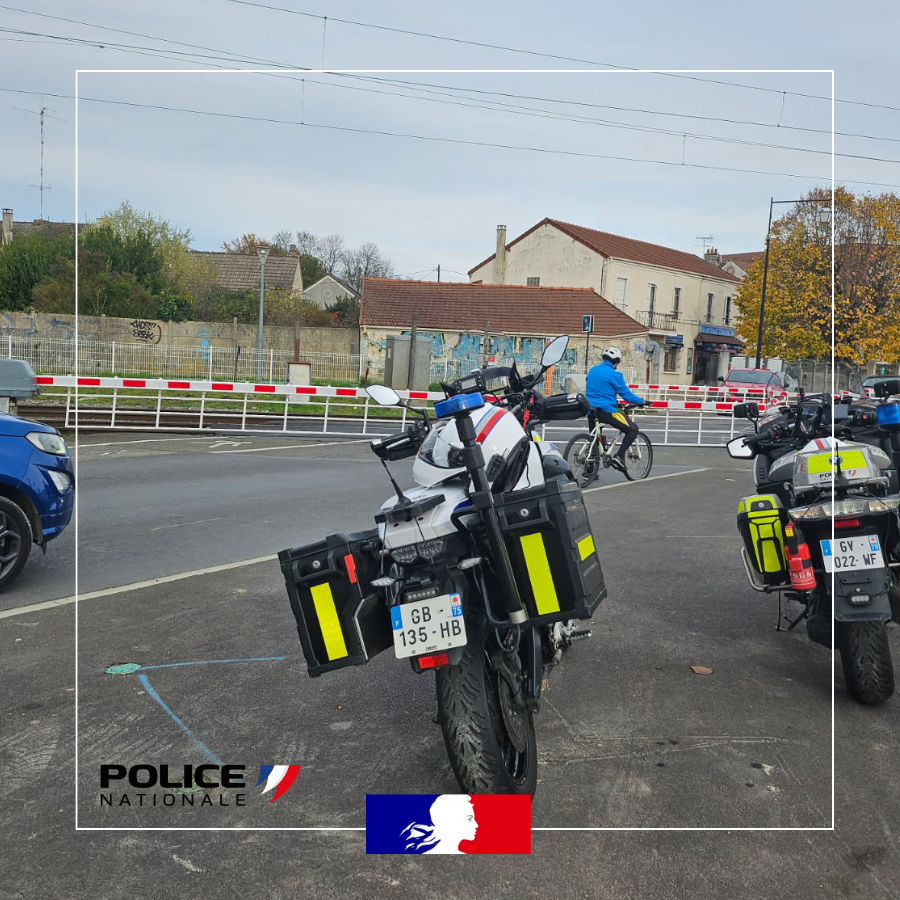 #Prévention | Semaine de sensibilisation aux passages à niveau. Avec la SNCF et <a href="/Prefet77/">Préfet de Seine-et-Marne</a>, <a href="/PoliceNat77/">Police nationale 77</a> a mené des opérations à Roissy-en-Brie et Champagne/Seine.
13 verbalisations dont 2 refus d’arrêt malgré barrières fermées.
Feu rouge clignotant🟰arrêt absolu. Restez vigilants