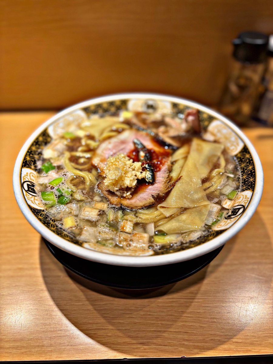 EcoplanFc's tweet image. 【🍚エコサポ飯】- 西新宿 -
『迷いました。』
西新宿に初めてお越しになる就活生の方が多いです！JR新宿駅周辺には来ても、オフィス街までお越しになることはなかなかないかもしれません⛄️❄︎ おいしい飲食店はもちろんのこと、ラーメン屋がとても多いのも東京本社付近の特徴です💡煮干し🍜