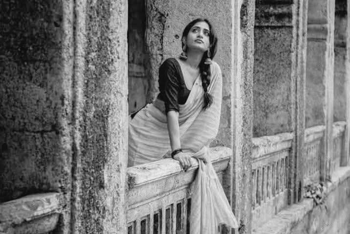 इसी कूचे में कई उस के शनासा भी तो हैं
वो किसी और से मिलने के बहाने आये

~ परवीन शाकिर