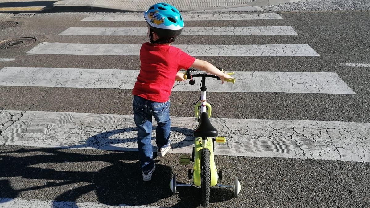 🌍 20 de noviembre: Día Universal del Niño
La infancia merece crecer segura. La seguridad vial es parte de ese derecho.

🚸 Usa SRI adecuados, reduce la velocidad, enseña a cruzar con atención y apuesta por el casco en bici o patinete.

💙 Cuidemos su camino.

#SeguridadVial