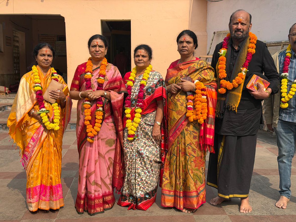 మధ్యప్రదేశ్ దతియాలోని శ్రీ పీతాంబర పీఠంలో వేంచేసి ఉన్న శ్రీ భగళాముఖి అమ్మవారి ఆలయాన్ని కుటుంబ సభ్యులతో కలిసి దర్శించుకున్నాను. ఈ పీఠం సందర్శనకు నేను వస్తున్న విషయం తెలుసుకున్న స్థానిక బీజేపీ నేతలు, కార్యకర్తలు నన్నెంతో ఆప్యాయంగా స్వాగతించి, చక్కని దర్శన ఏర్పాట్లు చేసారు. 

శ్రీ