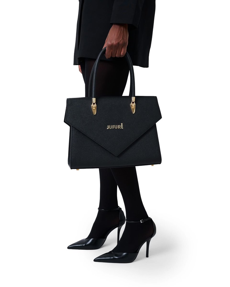 Jufurebrand's tweet photo. She is who she tells you she is.
She knows her worth.
She knows her value.
And she carries it with her everywhere she goes. https://t.co/SffzhowlAJ