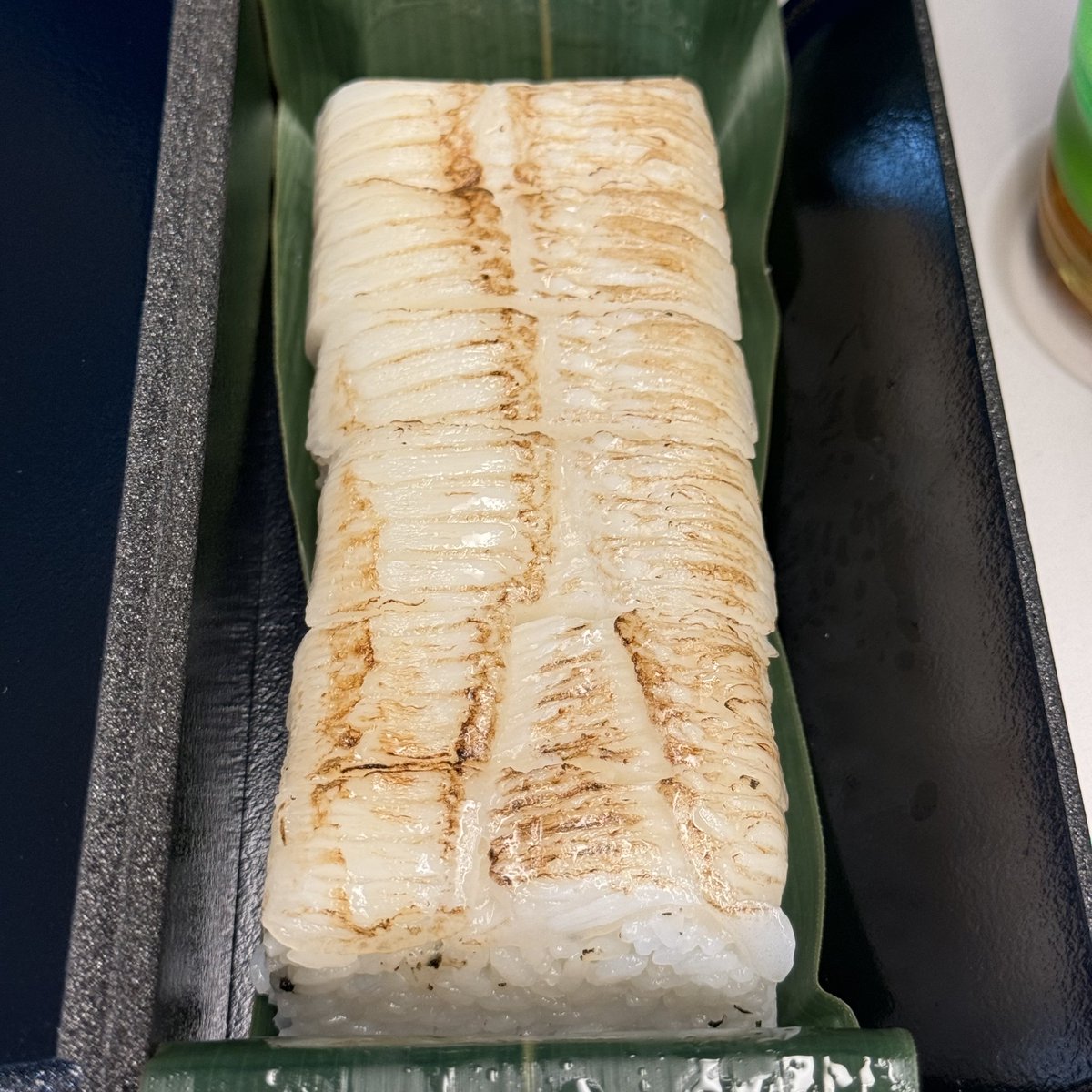 kuuneru_tabiru's tweet image. 仙台の駅弁と言えば『伯養軒』の&quot;炙りえんがわずし&quot;は絶対外せん…脂のってて口の中でとけて塩の味変も天才。東京駅でも買えるので、えんがわ好きは1度食ってくれ！