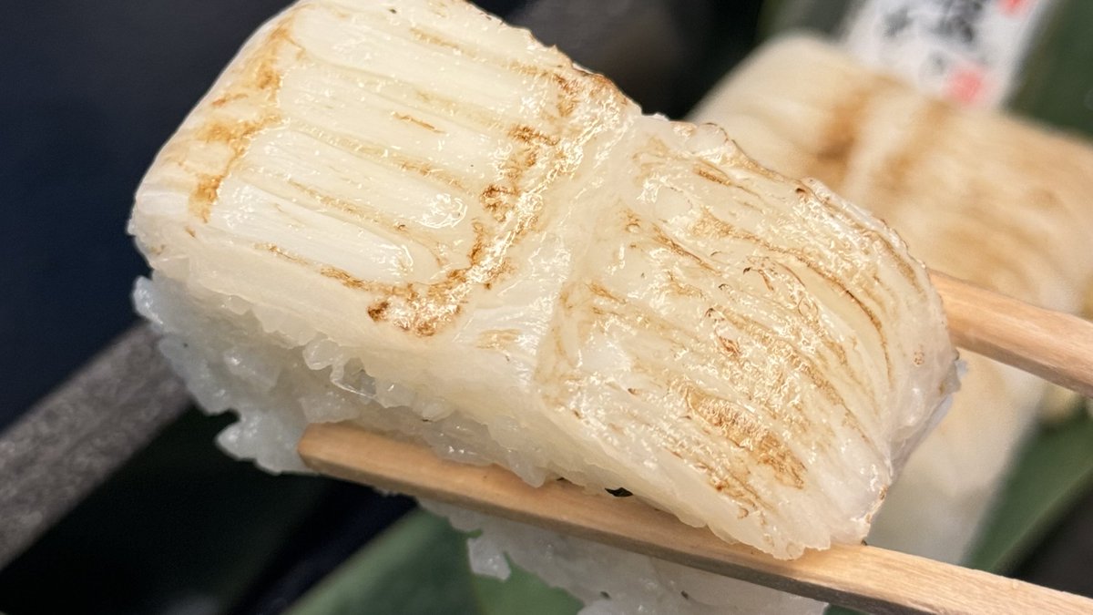 kuuneru_tabiru's tweet image. 仙台の駅弁と言えば『伯養軒』の&quot;炙りえんがわずし&quot;は絶対外せん…脂のってて口の中でとけて塩の味変も天才。東京駅でも買えるので、えんがわ好きは1度食ってくれ！