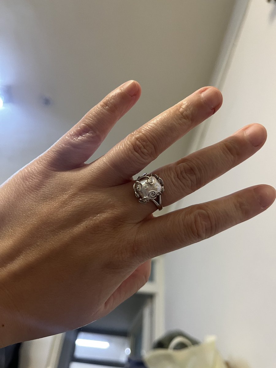 昨天半夜在改空托的戒指，真好看。
昨天手指頭被紙箱割到直接噴血