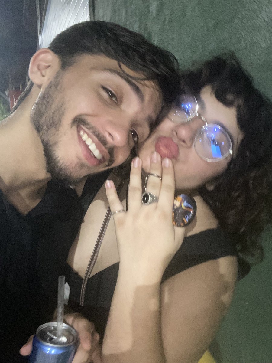 oitxchu's tweet image. tipo assim, tenho uma amg tao autentica , me sinto um estranho perto dela 😭🥶