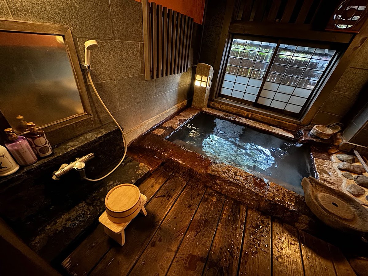 Photo by 月山もも🍶#ひとり旅本 11刷 黒川温泉で、ひとり泊専用の部屋があって連休でもいつでも1人で泊まれる宿🙌🏻
客室はコンパクトだけどベッドがあって快適🛏️
ウェルカムドリンクのサービスもあった🍷
大浴場のほか、自由に貸切できる家族風呂あり♨
姉妹館「のし湯」の露天風呂にも無料で入れます✨
夕食の馬刺し盛り合わせも絶品😋 https://t.co/UCk1BEs89N